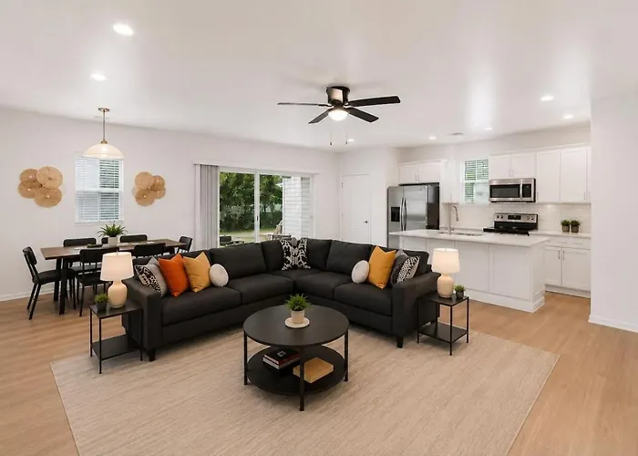 Cozy 3br Escape Minutes From Downtown