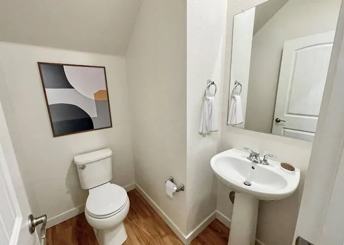 Cozy 3br Escape Minutes From Downtown