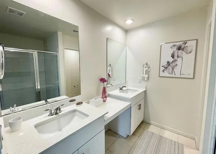 Cozy 3br Escape Minutes From Downtown Apartment