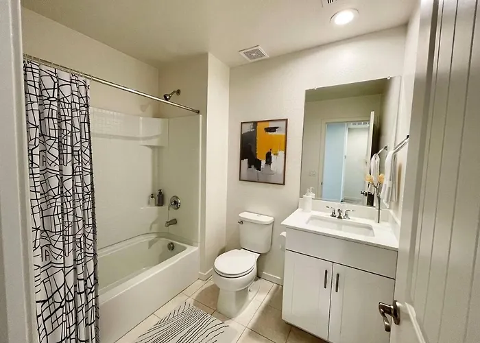 Cozy 3br Escape Minutes From Downtown Apartment